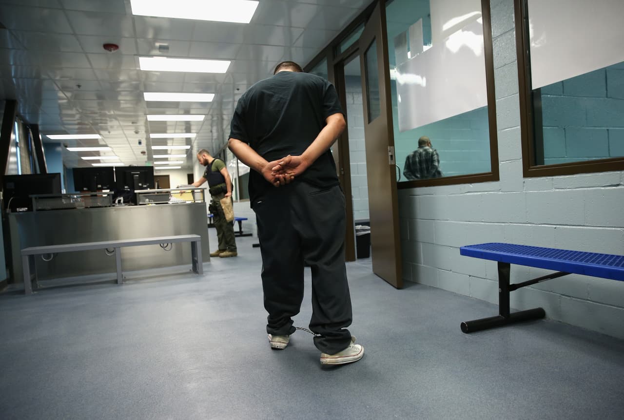 "Nuestra visión es que el condado de Los Ángeles sea un líder en la humanización y la despenalización de los inmigrantes y un campeón de los derechos humanos", se lee en la página web de ICE OUT OF LA!.