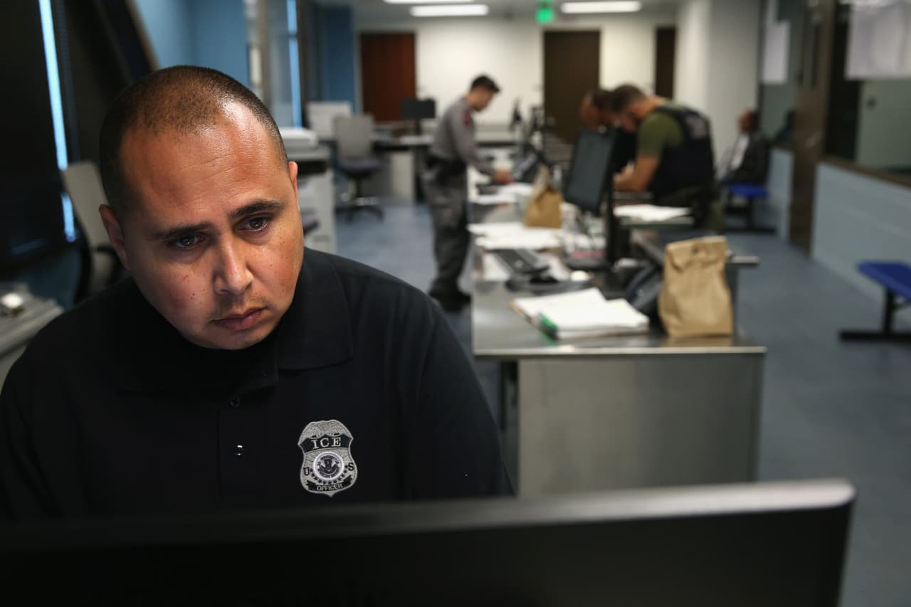 El Programa de Cumplimiento de Prioridad (PEP) reemplazó al cuestionado programa federal Comunidades Seguras activado entre 2008 y 2014, el cual permitió que el gobierno arrestar y deportara a 406,441 extranjeros.