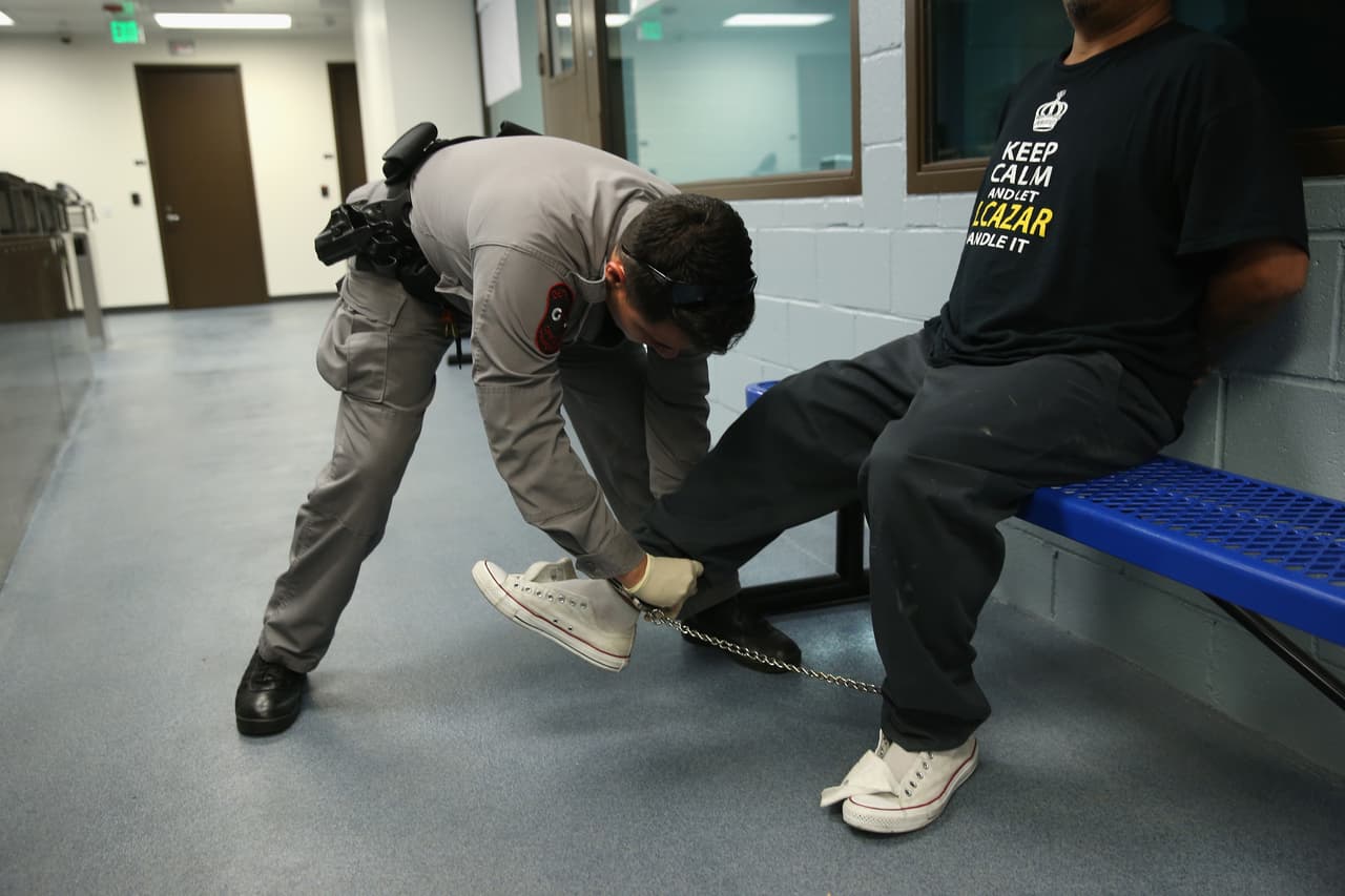 "También les ofrecemos recursos sobre cómo enfrentar una deportación, los conectamos con abogados y si tenemos capacidad, nosotros les ayudamos en algunos casos", dijo Marcela Hernández, representante de Inmigrant Youth Coalition (IYC), publicó La Opinión.