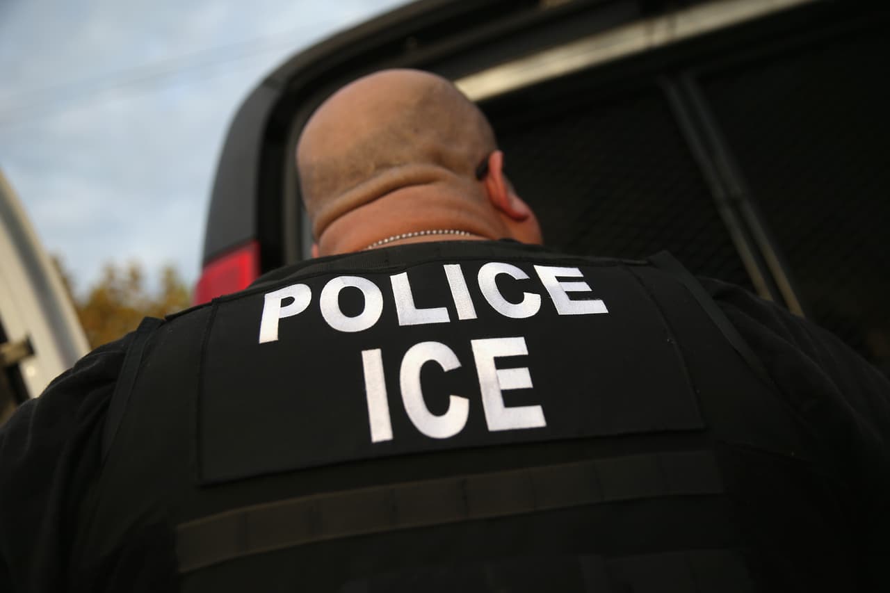  Buscan a sospechoso que finge ser agente de ICE para pedir dinero a inmigrantes en Los Ángeles