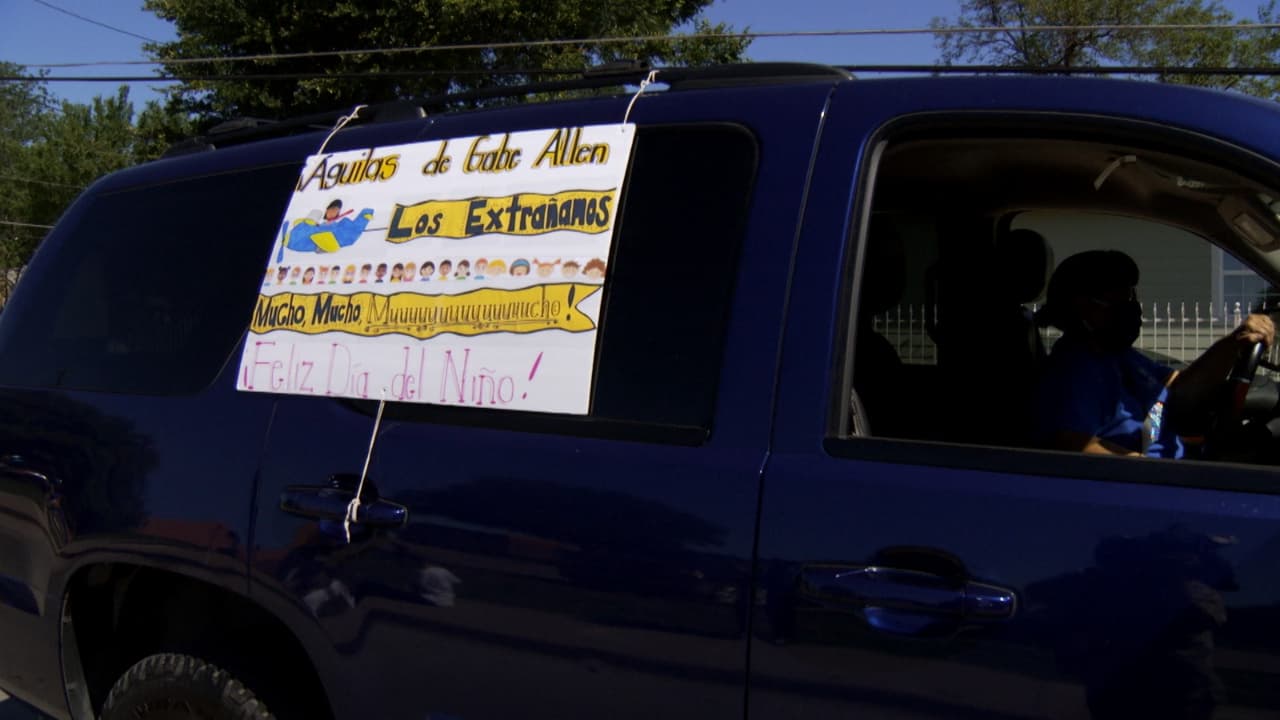 Con mensajes de apoyo para los estudiantes.
<br>