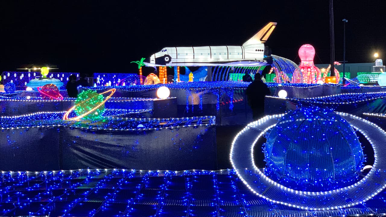 <b>The Space:</b> Aquí te llevarán a un viaje por el espacio en el que serás uno de los primeros en ver planetas y criaturas curiosas más allá de nuestra atmósfera.