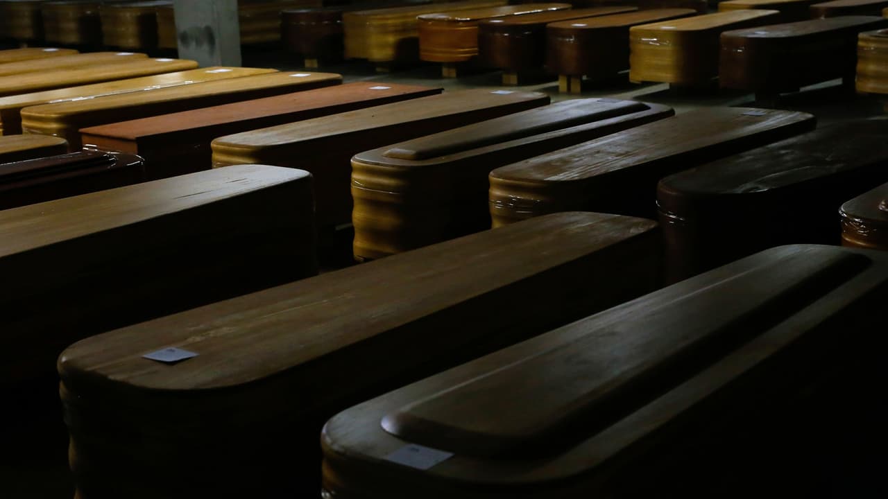 Aislamiento social y sillas a seis pies de distancia: así son los funerales en tiempos de coronavirus