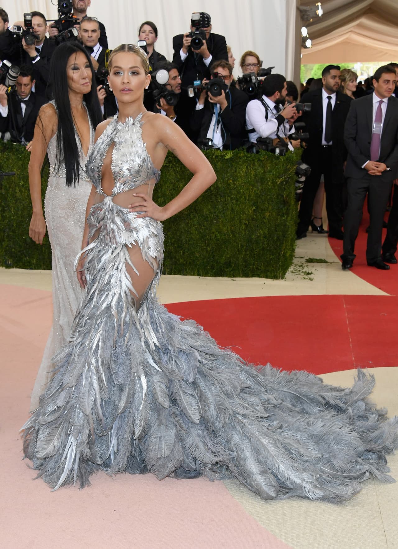 Rita Ora quiso seguir la tendencia de galas anteriores en las que la exuberancia de largas colas y de transparencias marcaron la aparición de las verdaderas divas. Esta vez, con su vestido de Vera Wang de plumas plateadas y brocados ella quiso robarse la atención, solo que las miradas estaban buscando una osadía menos tradicional.
