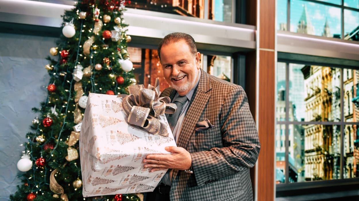 <b>VIAJES:</b> "Este año
<b> <a href="https://www.univision.com/entretenimiento/los-mejores-viajes-de-raul-de-molina" target="_blank">quiero seguir viajando</a>.</b> Ya he visitado más de 105 países. Me encanta conocer nuevos lugares, nuevas costumbres, probar diferente comida. Me falta conocer la Antártica, pero no es mi prioridad, porque ya no quiero explorar algo distinto sino 
<b>regresar a lo que ya conozco</b> y me ha gustado".