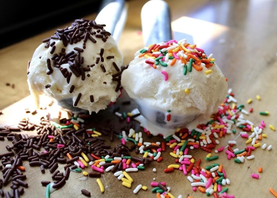 <b>Idea 2: Vayan a darse un gustito helado</b>. Luego de la comida del día respectiva, qué tal si continúan la jornada degustando uno de los 
<b><a href="https://www.univision.com/local/north-carolina-wuvc/mejores-helados-area-raleigh-2022-fotos">mejores helados de la ciudad</a></b>, de seguro que con el calor caerá como anillo al dedo.