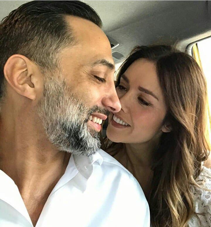 <a href="http://www.univision.com/programas/novelas/marlene-favela-celebra-su-cumpleanos-con-gran-fiesta-de-compromiso-fotos">Él es un empresario es de origen australiano</a>, y ambos no dejan de compartir imágenes en sus redes sociales donde se les ve muy enamorados.