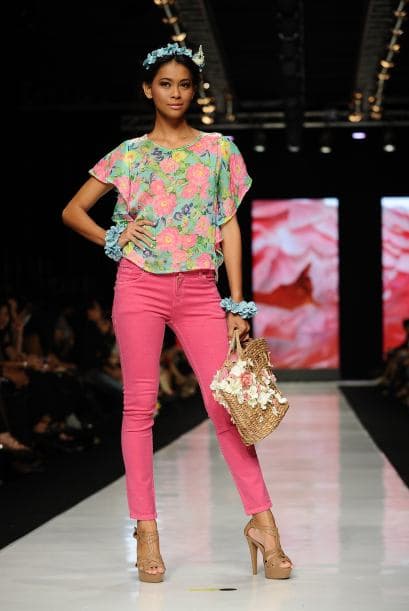 Si vas a usar una blusa floreada puedes combinarla con un pantalón liso.