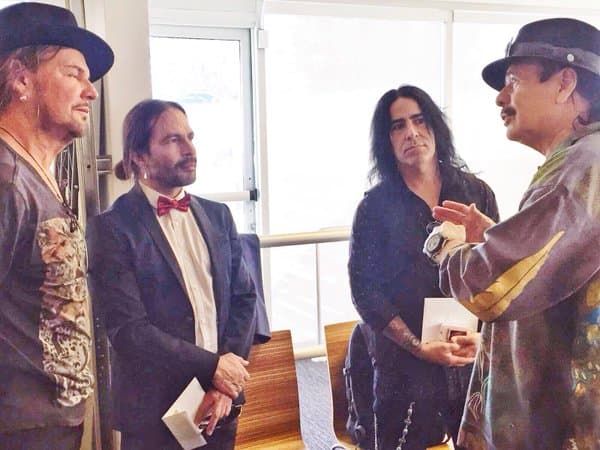 Y un fanático los sorprendió al mostrarles un tatuaje con el nombre de la banda que lo llevaba con orgullo en su espalda.