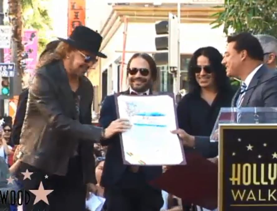 "Con el tiempo, la comunidad latina en los Estados Unidos creció y también crecieron sus sueños y sus logros y también le sucedió a Maná..."