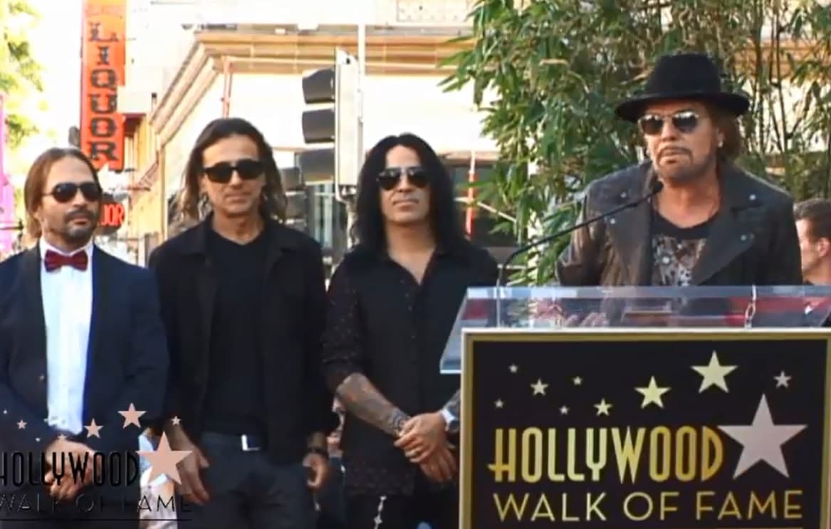 "... ¿Cómo le vamos a hacer? Votando, votando por los candidatos que mejores condiciones le dan a los latinos, que le den respeto y dignidad..."