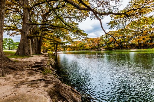 <b>Parque Estatal Garner</b> Aproximadamente a tres horas de Austin, Garner State Park es un gran lugar para acampar y disfrutar de la naturaleza. 
<br>
<br>Cuenta con cielos oscuros de noche, ya que no hay negocios o residencias cercas. 
<br> Antes de ir, se recomienda que las personas llamen y separen un espacio si desean acampar.