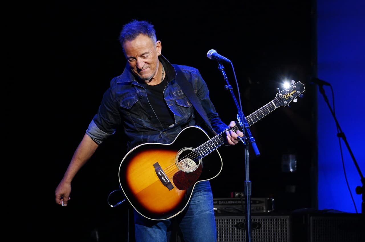 Jennifer explicó que 
<b>pidió permiso </b>vía telefónica al legendario Bruce Springsteen, para usar el tema que cantó su hija durante la presentación y él aceptó.