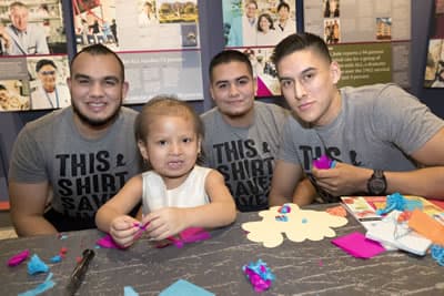 El cantante Oliver Ortiz realizó un recorrido guiado para conocer las instalaciones de St. Jude. Además, dedicó tiempo a algunos de los pequeños pacientes para jugar y armar figuras de papel.