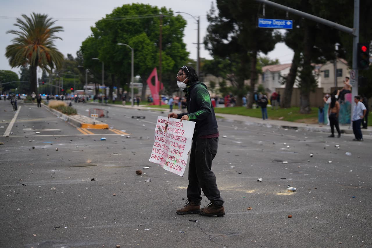 Los operativos, que se realizaron en
<b>al menos tres lugares confirmados oficialmente</b>, incluyeron la ejecución de órdenes de cateo en un almacén del distrito de la moda.
<br>
<br>Sin embargo, organizaciones de derechos de los migrantes aseguran que hubo actividad en
<b>siete ubicaciones</b>, como estacionamientos de Home Depot y una tienda de donas.
<br>
<br>(AP Photo/Eric Thayer)