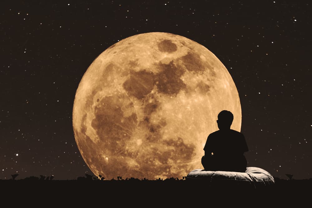 Los que no tengan experiencia meditando también lo podrán hacer, solamente unos pocos minutos de silencio, reflexión y control de la respiración, los que ya han meditado pueden cantar mentalmente el mantra Om que corresponde al de la energía universal.