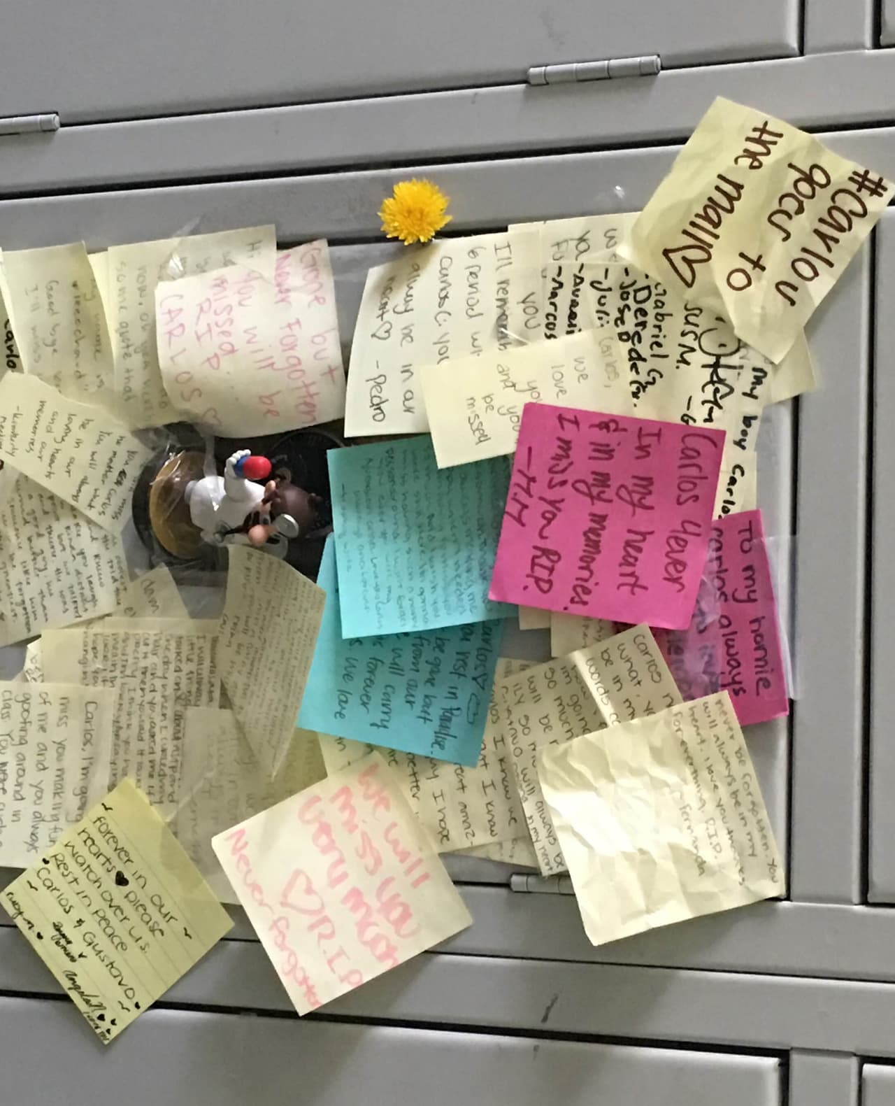 Casillero de Carlos Jovel lleno de mensajes de recuerdos de sus compañeros