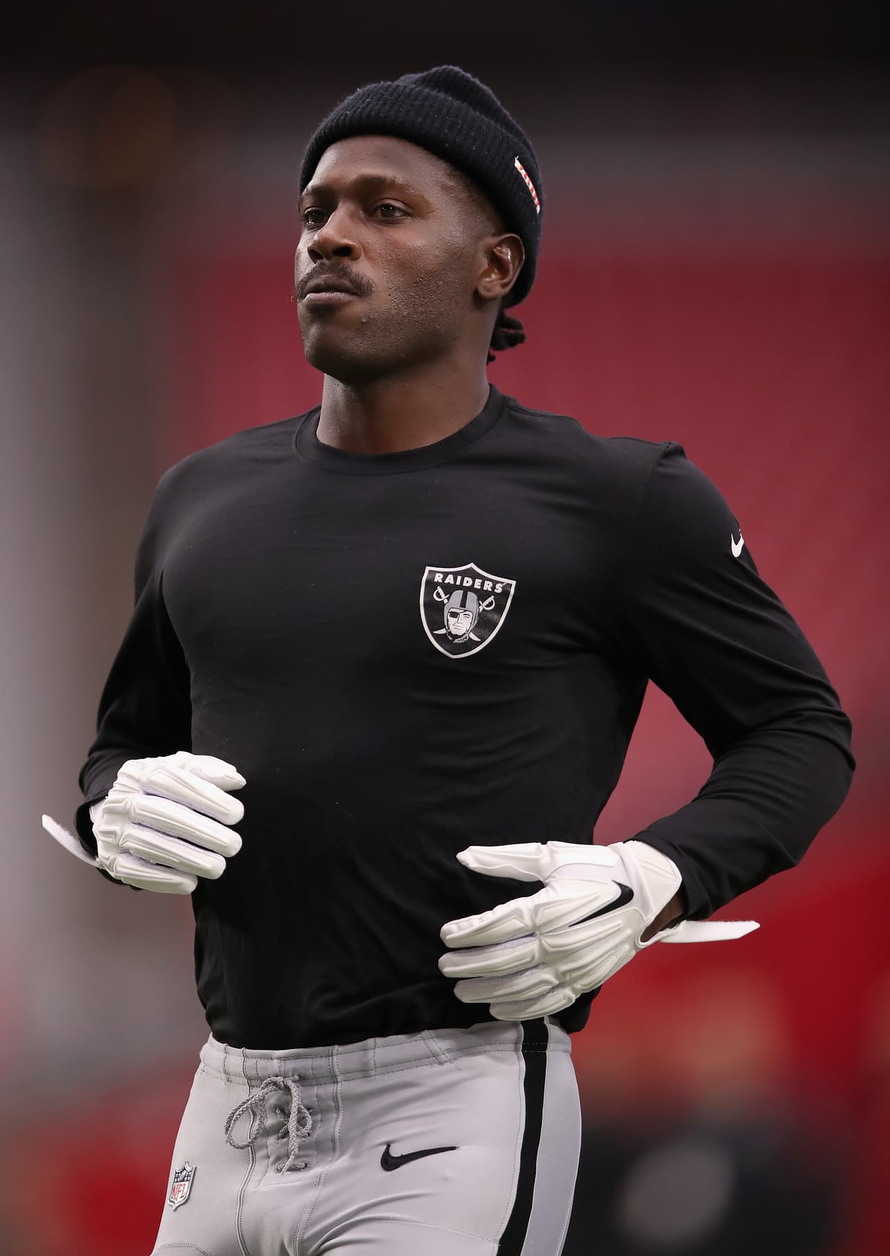 Faltando menos de un mes para el inicio de temporada regular, la NFL le respondió a Brown "El jugador no puede practicar ni jugar en juegos con equipos que no están aprobados".