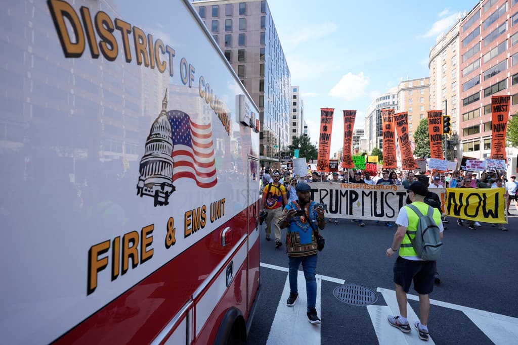 <b>La alcaldesa Muriel Bowser rechazó las afirmaciones de Trump sobre un crimen en su "peor punto histórico"</b>, destacando bajas históricas en delitos como robos (25% menos) y homicidios (12% menos). Sus declaraciones contextualizan las protestas como defensa de la autonomía local frente a intervenciones federales no solicitadas.
<br>