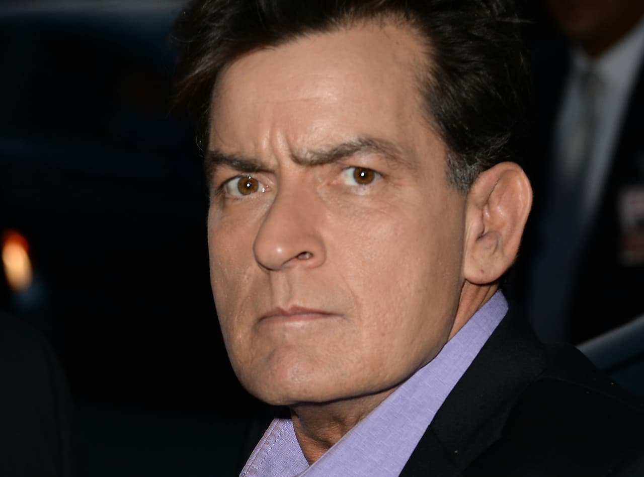 <b>Charlie Sheen</b>: su historia de adicción al alcohol y a las drogas es bien conocida, sobre todo cuando lo despidieron de la serie 
<i>Two and a Half Men</i> por este motivo. Durante una entrevista en 2011, su padre, el actor Martin Sheen 
<a href="http://www.famouscelebritydrugaddicts.com/charlie-sheen.htm"><u>comentó</u></a> que la adicción de su hijo era similar a un cáncer: “Si tuviera 
<a href="http://www.univision.com/noticias/cancer/aumenta-el-numero-de-muertes-por-cancer-de-higado-en-eeuu">cáncer</a>, ¿cómo lo trataríamos? Esta enfermedad que son las adicciones es un tipo de cáncer. Tienes que preocuparte de la misma forma y ayudarlo”. Charlie admitió haber ingresado en centros de rehabilitación en varias ocasiones: “Unas dos mil. Hubo un momento en que no tomé durante once años (nada de licor, cocaína, nada), así que sé que lo tengo en mí”. El año pasado, fue 
<a href="http://www.univision.com/noticias/vih-y-sida/fui-diagnosticado-con-vih-que-hago-video">diagnosticado con VIH positivo</a> y ha asegurado que eso lo impulsó a dar un nuevo vuelco a su vida.