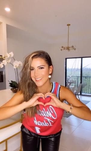 Nuestra presentadora ha mencionado en sus redes sociales que la moda, la belleza y los viajes son sus grandes pasiones.