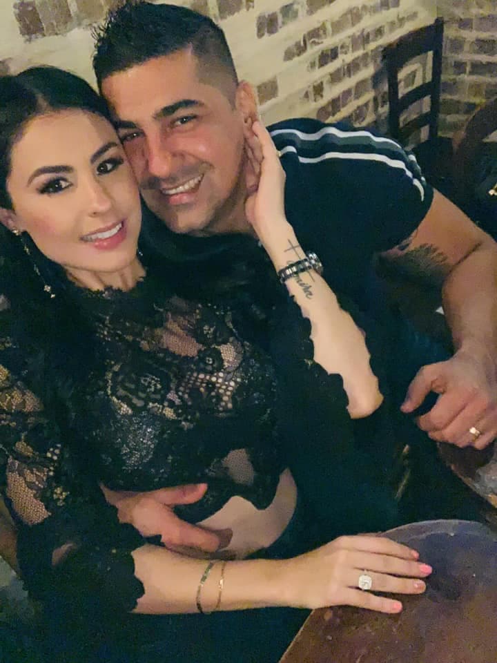 Armando Gómez habría sido asesinado mientras descendía de su vehículo para intentar esconderse en el complejo de negocios, según publicó el medio antes citado.