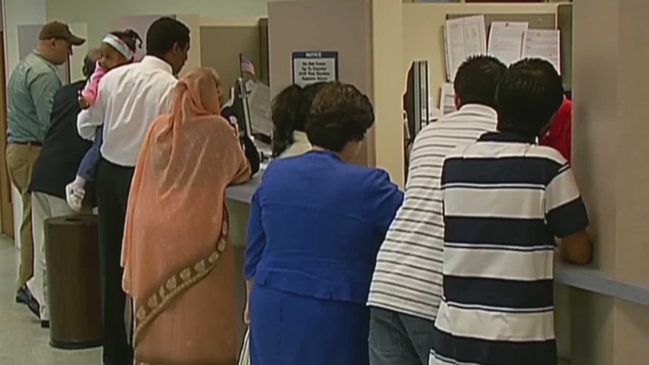En aumento estafadores que usan IA para suplantar abogados y engañar a inmigrantes