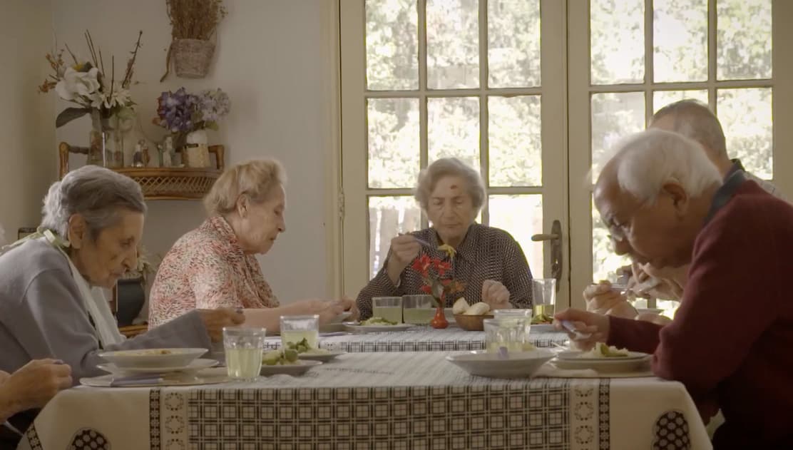 En su casa de reposo convive con otros ancianos, que suelen escuchar sus historias con mucha atención.