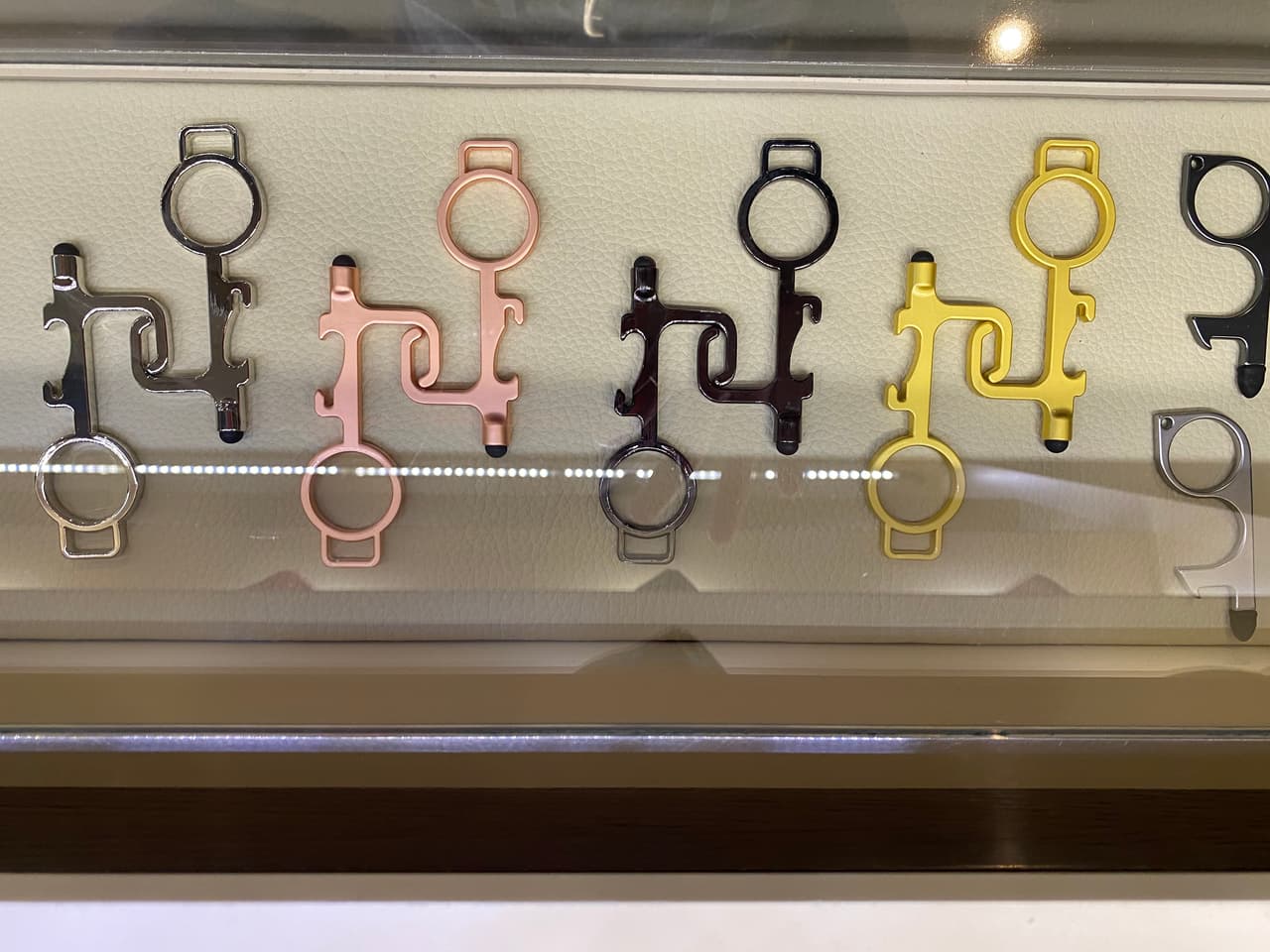 COVID-19 Essentials vende dispositivos parecidos a llaves que sirven para abrir puertas y tocar el botón de los elevadores "a distancia".