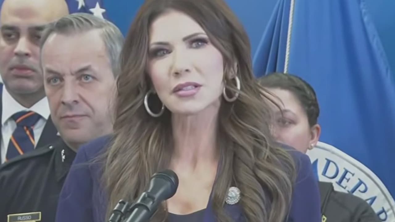 Noem respalda accionar del agente de ICE que ultimó a mujer en Minneapolis