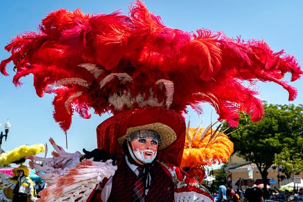El color y majestuosidad de los penachos aztecas engalanaron el recorrido.