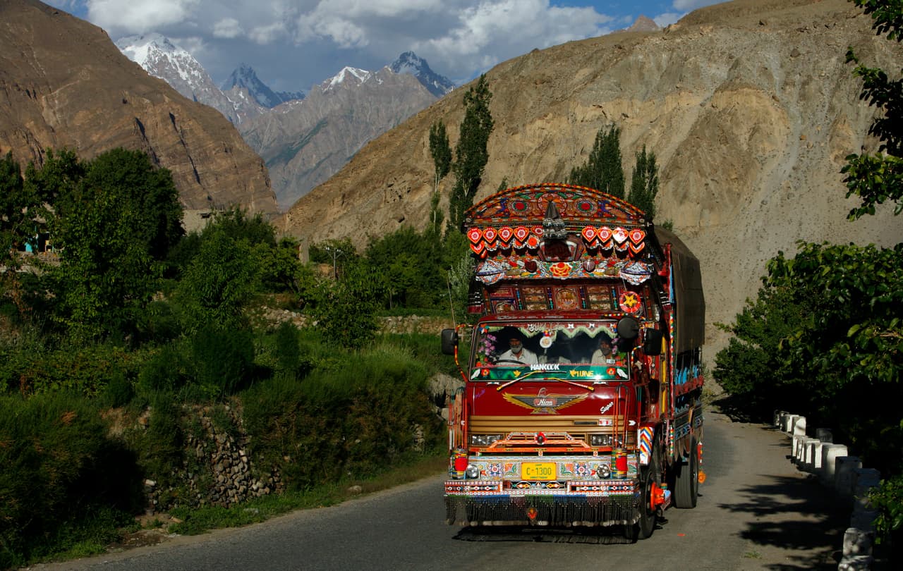 <b>Carretera Karakoram (Pakistán) </b>
<br>Es la carretera pavimentada internacional que alcanza mayor altitud del mundo. Conecta China con Pakistán y alcanza los 15,400 pies de altitud. En la fotografía, un camión paquistaní decorado cruza la carretera. Los camioneros de Pakistán compiten por tener los camiones mejor decorados.