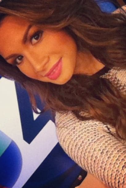 A través de las famosas fotos 'selfies' es como nuestra reina mantiene una estrecha relación con sus seguidores. Este tipo de fotos se han convertido en un fenómeno y no hay quién no se haya tomado una. Ahora puedes subir la tuya con el hashtag #NBLselfie para ganar un kit de belleza, los detalles aquí