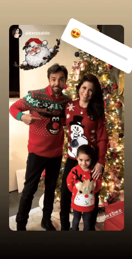 Eugenio Derbez compartió a través de su cuenta de Instagram una tierna fotografía con su esposa Alessandra y su hija menor Aitana donde lucen tiernos suéteres navideños.