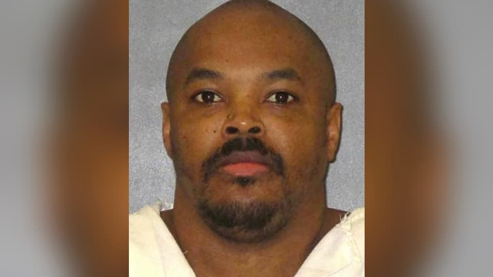 <b>Terry Edwards: </b>Ejecutado el 26 de enero de 2017 en la cárcel Huntsville. Edwards, de 43 años de edad, fue condenado a muerte en 2002 por asesinar a dos trabajadores de un restaurante de comida rápida del que había sido despedido. El primo de Edwards, Kirk Edwards, se entregó a las autoridades como cómplice del crimen y fue condenado a 25 años de cárcel por robo agravado. Durante todo el proceso, Terry Edwards argumentó que su primo fue quien apretó el gatillo el día del crimen. Sin embargo, el jurado no creyó en su declaración y ninguna apelación presentada posteriormente resultó exitosa. 
<br>
<br>
<b>Últimas Palabras</b>: “Sí, hice las paces con Dios. Espero que todos ustedes hagan las paces con esto”.