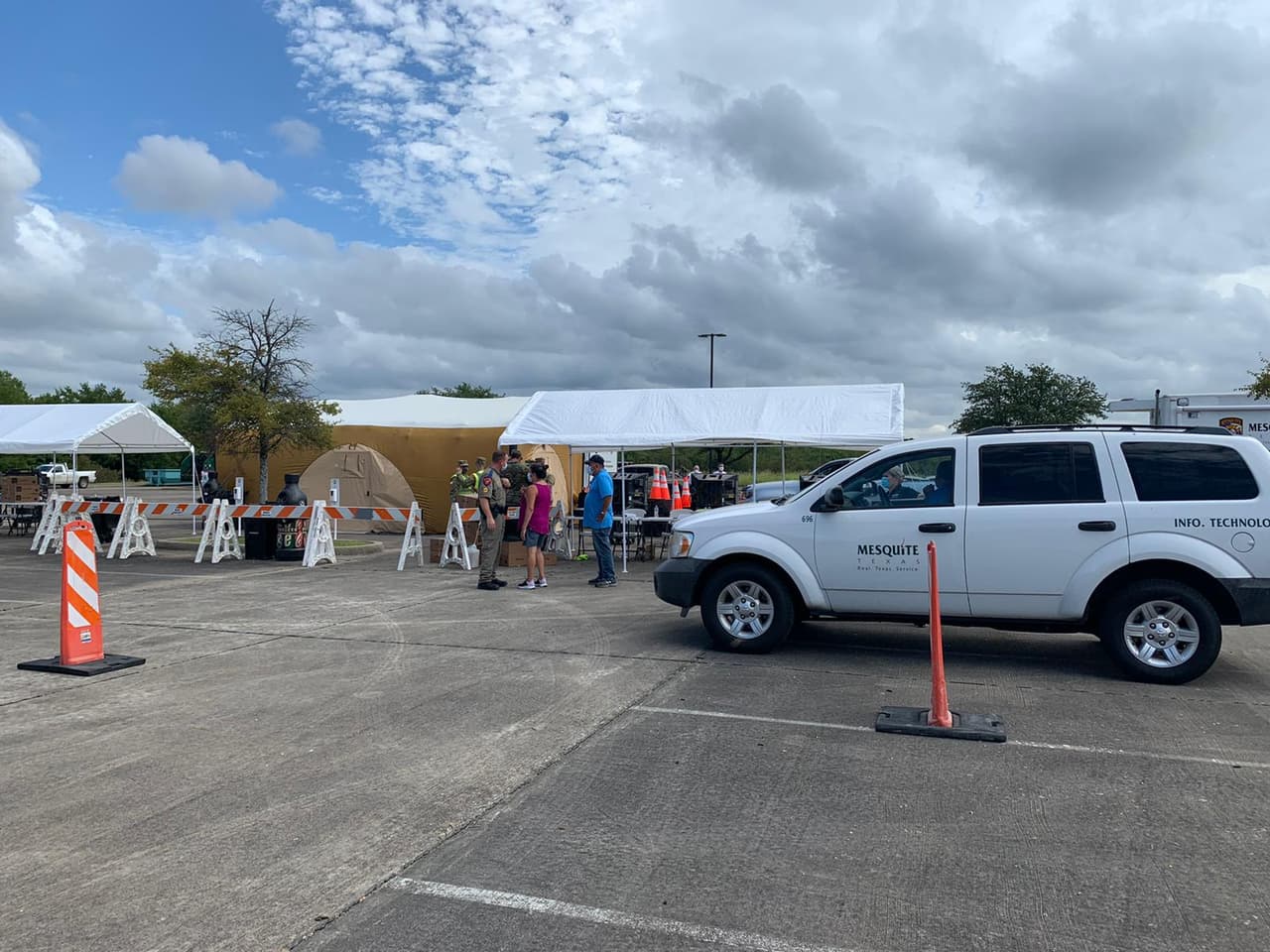 El juez del condado Dallas, Clay Jenkins dijo que no habrá refugios, pero sí cuartos de hotel para los damnificados que lleguen al norte de Texas.
<br>