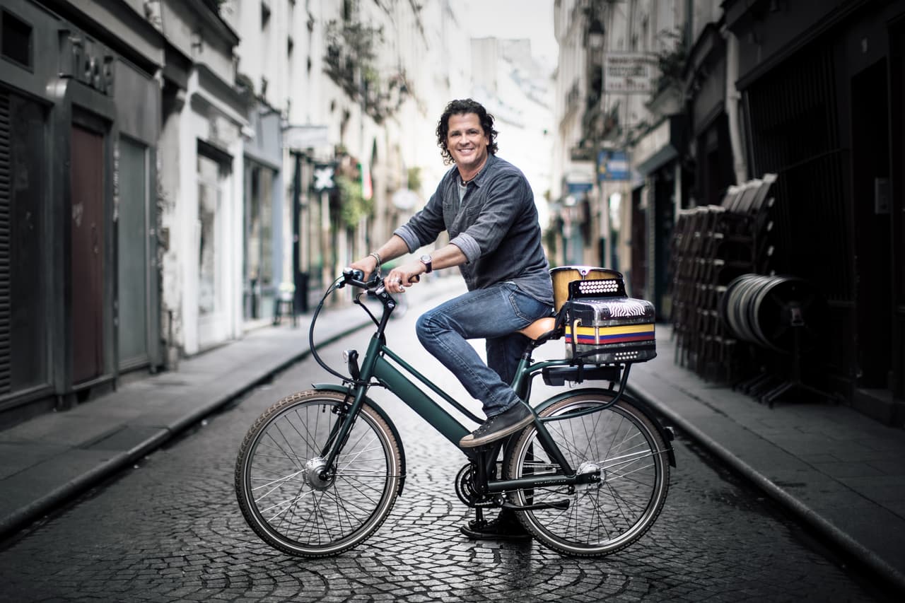 Carlos Vives está feliz con las dos nominaciones que tiene su canción 'La Bicicleta', en la que cuenta con la participación de Shakira.
