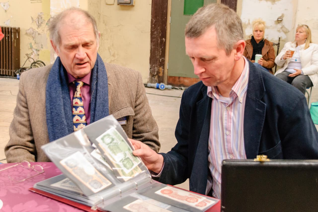 Lo anterior de acuerdo a Lee Young (derecha), experto en arte y antigüedades, quien forma parte del elenco del show británico 
<b><a href="https://www.bbc.co.uk/programmes/profiles/57k0BkFjvLz1zp4W9WH2WGq/lee-young" target="_blank">'Antiques roadshow'. </a></b>
<br>