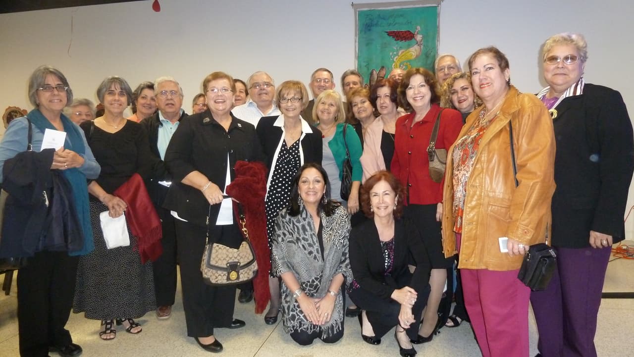 <b>Operación Pedro Pan.</b> Maniobra coordinada entre el gobierno de los Estados Unidos, la Iglesia católica y cubanos en el exilio, por la que más de14,000 niños fueron llevados de Cuba a Estados Unidos. Tuvo lugar entre el 26 de diciembre de 1960 y el 23 de octubre de 1962. En esta fotografía de 2010, un grupo de exiliados cubanos de la operación Peter Pan se reúnen en Miami para conmemorar el 50 aniversario de su viaje.