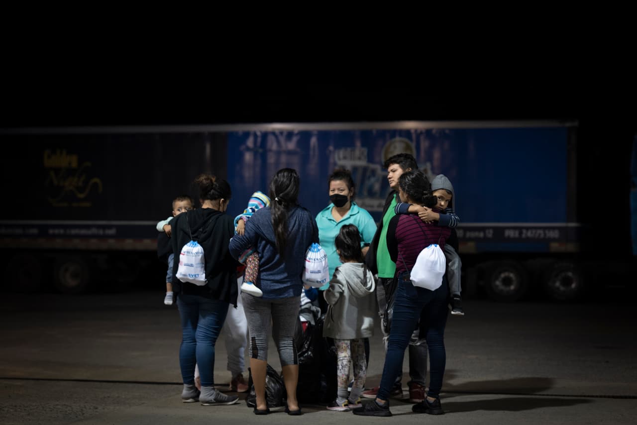 Entre las 10 de la noche y las 4 de la mañana llegan a Corinto, la frontera entre Honduras y Guatemala, de cuatro a siete autobuses con un promedio de 250 a 450 personas diarias, entre quienes se encuentran niñas, niños y mujeres.