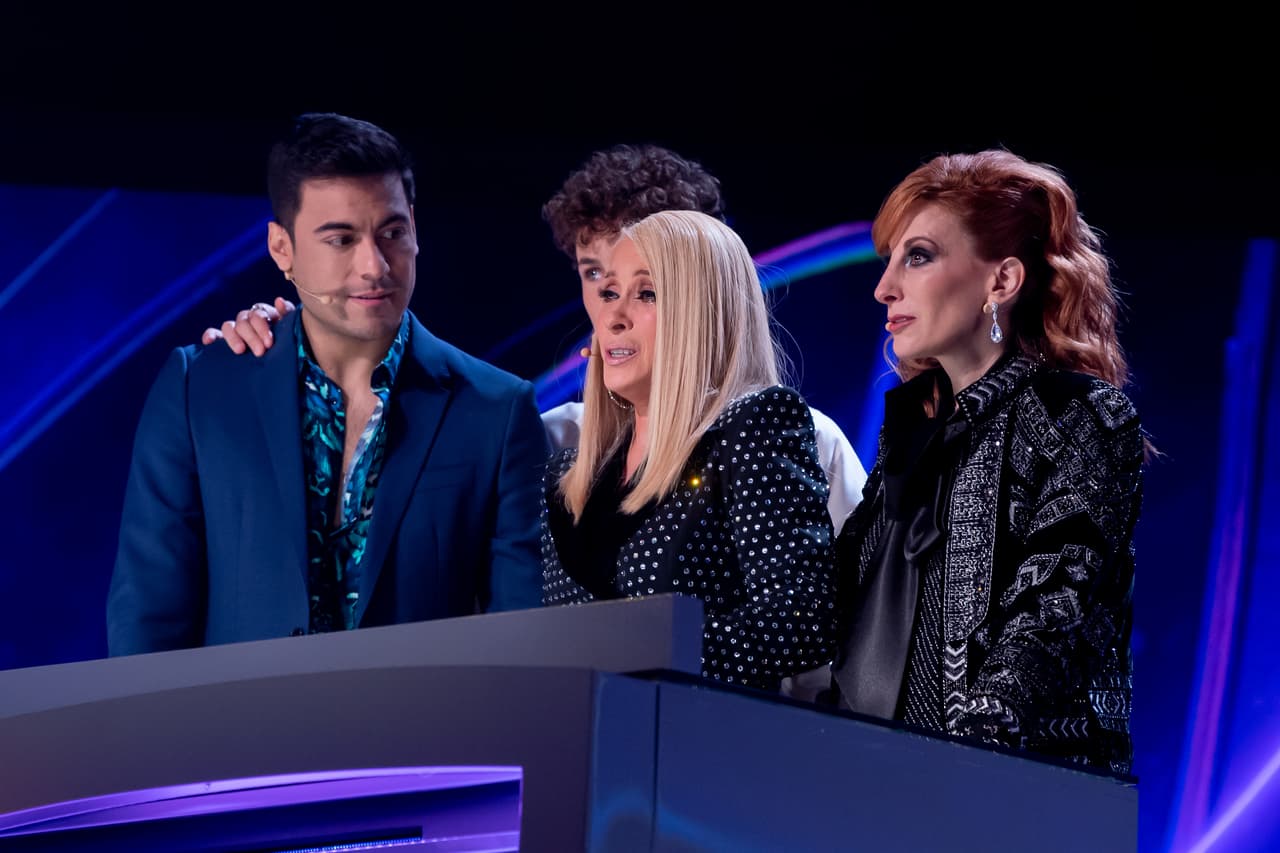 Yuri se mostró muy conmovida al ver la actuación de Monstruo y dijo saber quién estar detrás de este personaje, lo cual la hacía emocionarse aún más. Además, la 'investigadora' decidió hacer su apuesta secreta, así que anotó en un papel el nombre de la celebridad que ella cree está detrás del personaje.