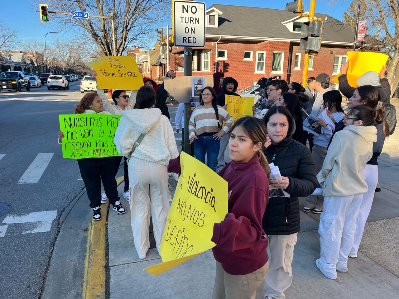 De acuerdo con varias personas cercanas al campus, el problema del acoso escolar no es nuevo en esta escuela, y la supuesta falta de respuesta que denuncia la familia de Johan tampoco lo sería, según testimonios de estudiantes y padres de familia.
<br>
<br>
<b>“Me ha tocado exactamente a mi hijo. Fue expulsado unos días atrás y sí, vine a hablar un poco con la escuela, pero como que no me hicieron mucho caso”, comentó Irene Martínez, madre de un estudiante.</b>
<br>