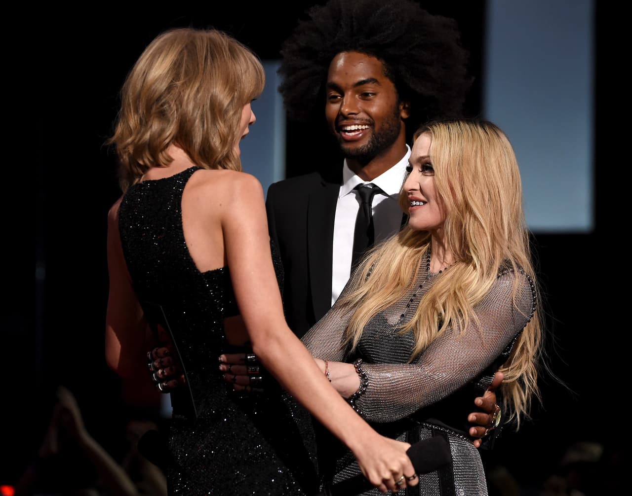 Según US Magazine, Madonna dijo: "Me gusta Taylor Swift. Creo que hace canciones muy pegajosas. No me las puedo sacar de la cabeza".