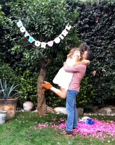 Rodrigo Luque también expresó su emoción: “Que sea niña me causa muchísima ilusión porque son muy apegadas a los papás, a mí me encanta eso porque la voy a querer tener siempre conmigo y la voy a consentir muchísimo, pero no tanto para maleducarla. Ya es mi princesa”.
<br>