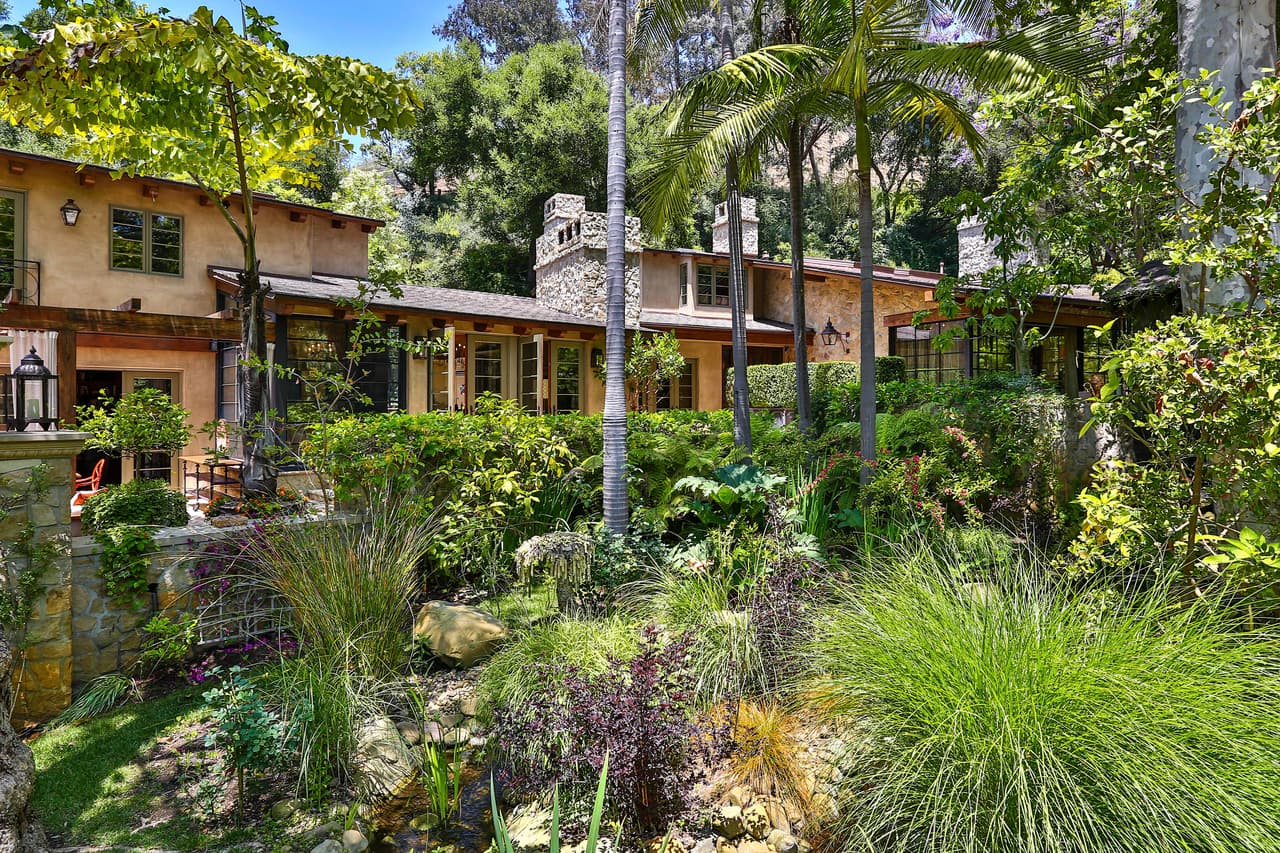 Otro informante indicó al medio que la mansión en Bel-Air, que costó a JLo casi 28 millones de dólares queda cerca de la residencia en la que viven los 
<a href="https://www.univision.com/famosos/hijos-de-ben-affleck-y-jennifer-garner-fotos">hijos de Ben Affleck con su madre, Jennifer Garner. </a>
<br>