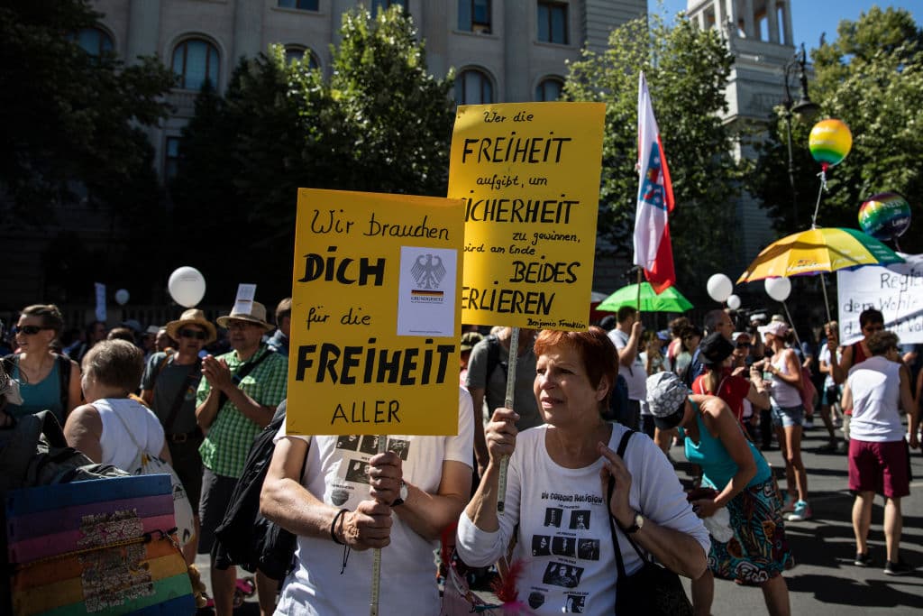 Saskia Esken, líder de los socialdemócratas, partido minoritario que gobierna en coalición con el partido conservador de la canciller Angela Merkel, criticó la manifestación: "Sin distancia, sin mascarilla: no solo ponen en peligro nuestra salud, sino también nuestro éxito ante la pandemia y la reactivación de la economía, la educación y la sociedad. ¡Irresponsable!", escribió la líder política en Twitter.
