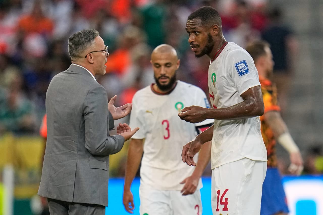 Issa Diop (14), de Marruecos, conversa con el entrenador del equipo, Mohamed Ouahbi, durante la pausa de hidratación del partido de dieciseisavos de final de la Copa del Mundo entre Países Bajos y Marruecos, en Guadalupe, cerca de Monterrey, México, el lunes 29 de junio de 2026.