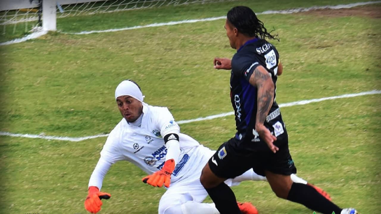 Otra vez... Gullit se queda sin equipo, Antigua rescinde su contrato