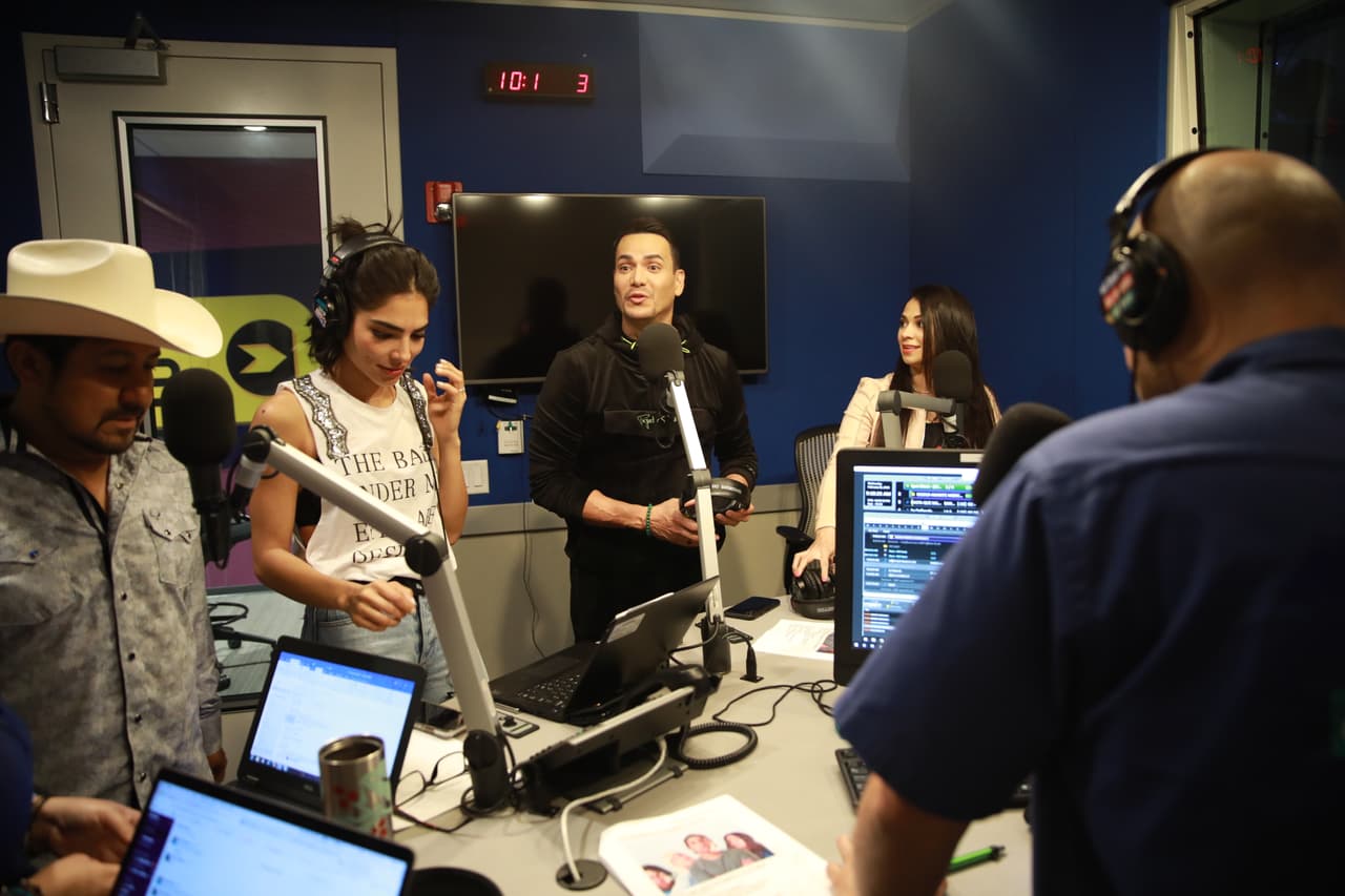 Allí, 
<b>El Pelón</b> y 
<b>El Feo</b> retaron a 
<b><a href="https://www.univision.com/radio/el-bueno-la-mala-y-el-feo/el-pelon-y-el-feo-quisieron-igualar-a-victor-manuelle-y-al-ritmo-de-salsa-hicieron-su-propia-improvisacion-video" target="_blank">Víctor Manuelle</a></b> a una batalla de salsa. ¿Quién lo hizo mejor?