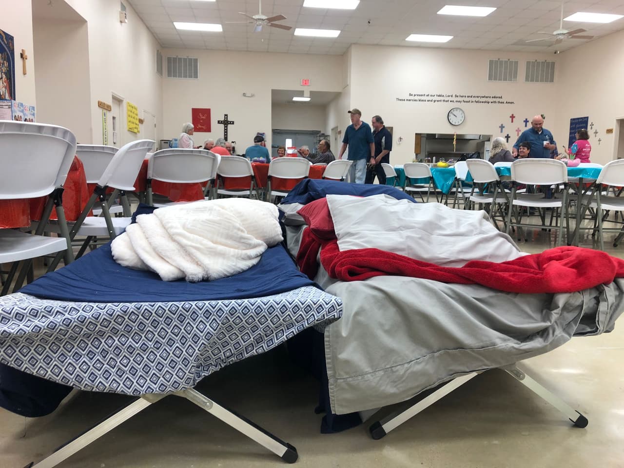 Varias familias tuvieron que pasar la noche en un refugio, donde se mantenían en la espera de que el fuego sea controlado.